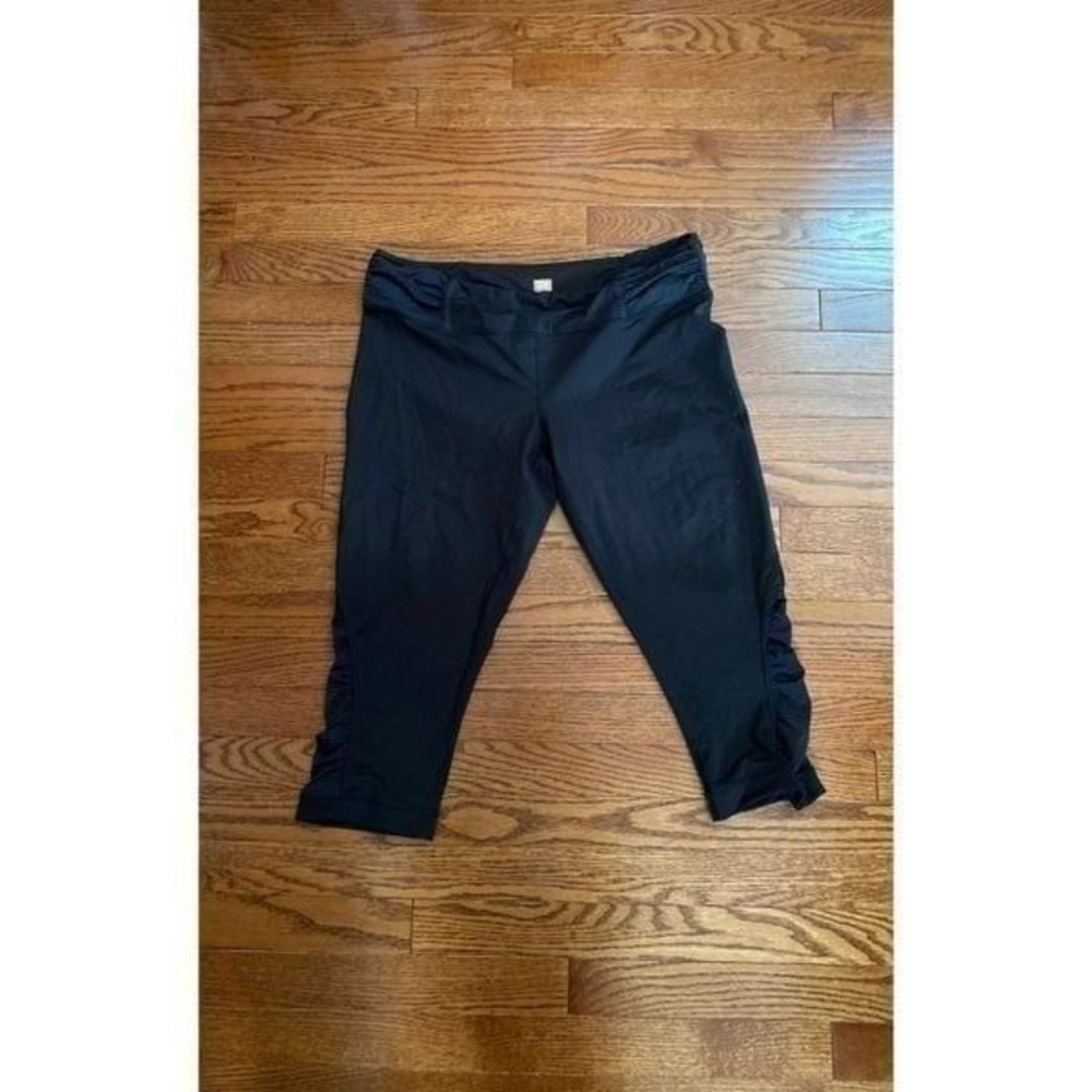 Lucy black capri mesh side leggings XL‎